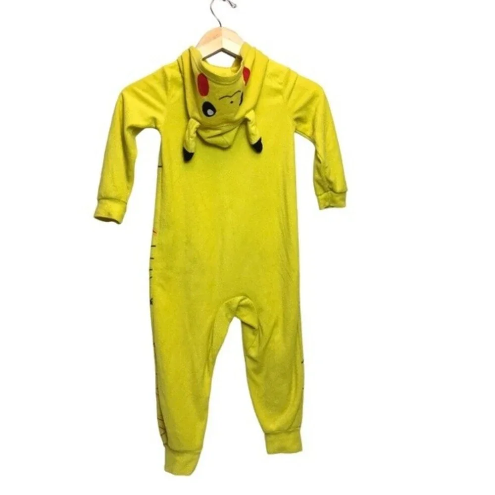 Pokémon one piece pajamas size‎ 4/5
